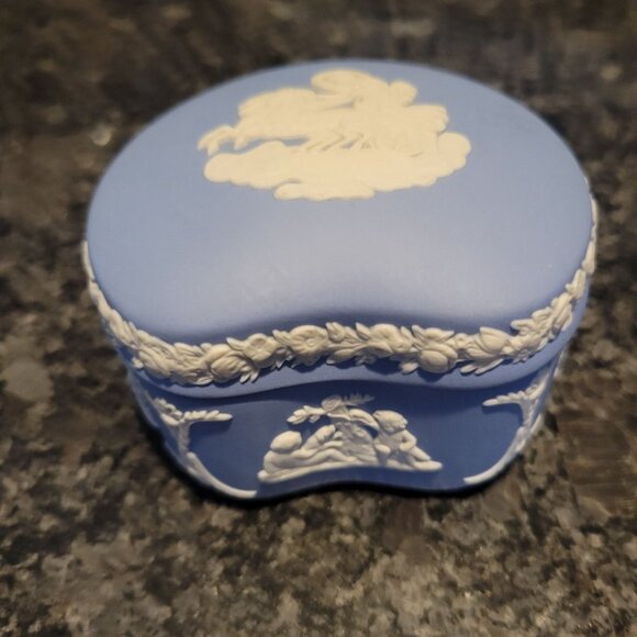 Vintage Wedgwood Blue Jasperware Trinket Box Heart Shaped Cherub Design 3" - Picture 9 of 16